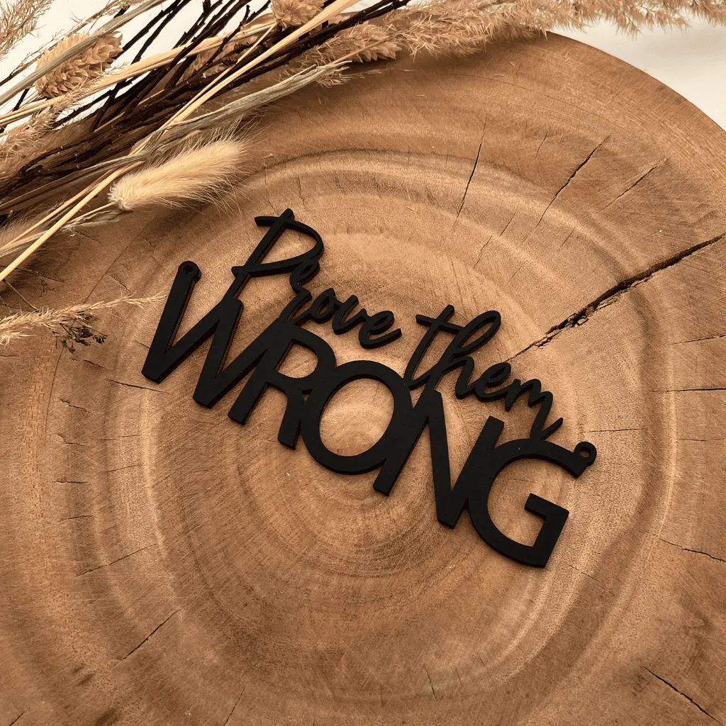 A00612-wanddeko-inspirationsspruch-holz-schwarz-prove-them-wrong-seitlich.webp