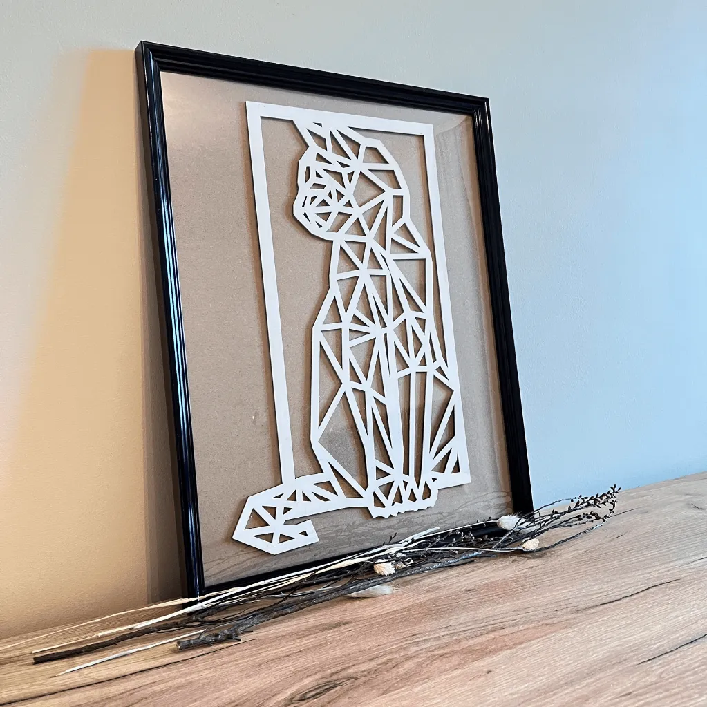A00490-katze-wandbild-holz-weiß-geometrisch-modern-skylaser.webp