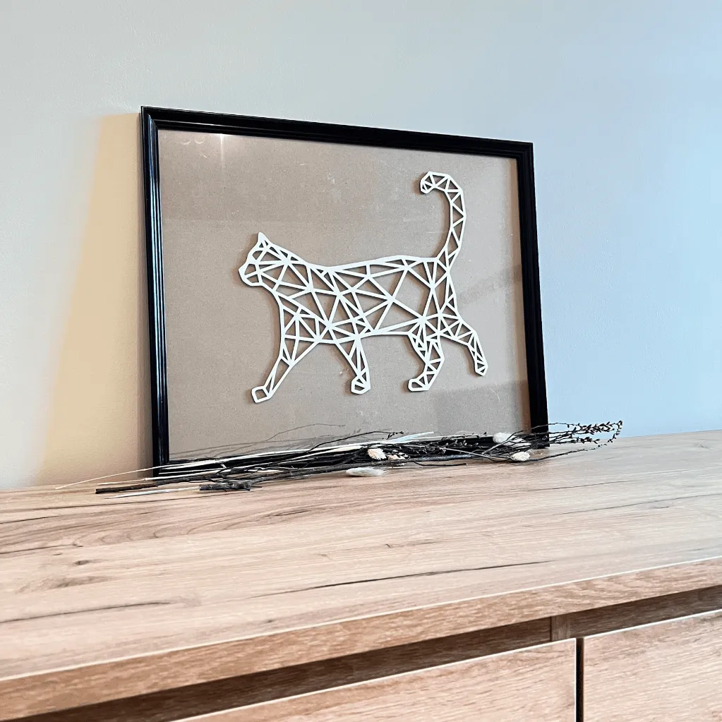A00556-katze-laufend-wandbild-holz-weiß-geometrisch-modern-skylaser.webp