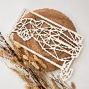 A00571-katze-wandbild-holz-weiß-geometrisch-modern-skylaser-seitlich.webp