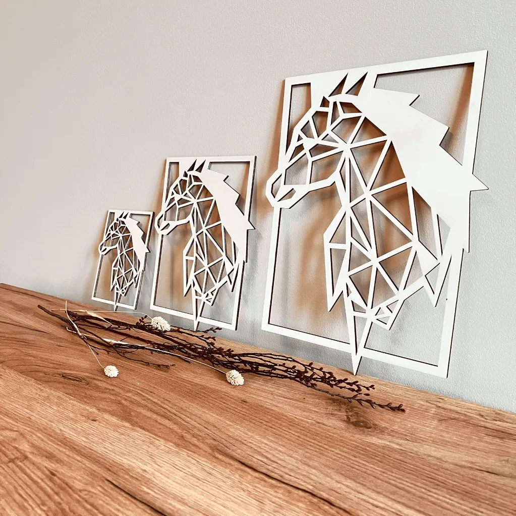 vergleich-s-m-l-geometrisches-pferd-holz-weiß-wanddekoration-modern.webp