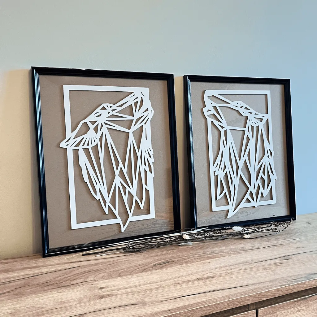 A00483-geometrisches-zwei-woelfe-holz-weiß-wanddekoration-modern-im-bilderrahmen.webp