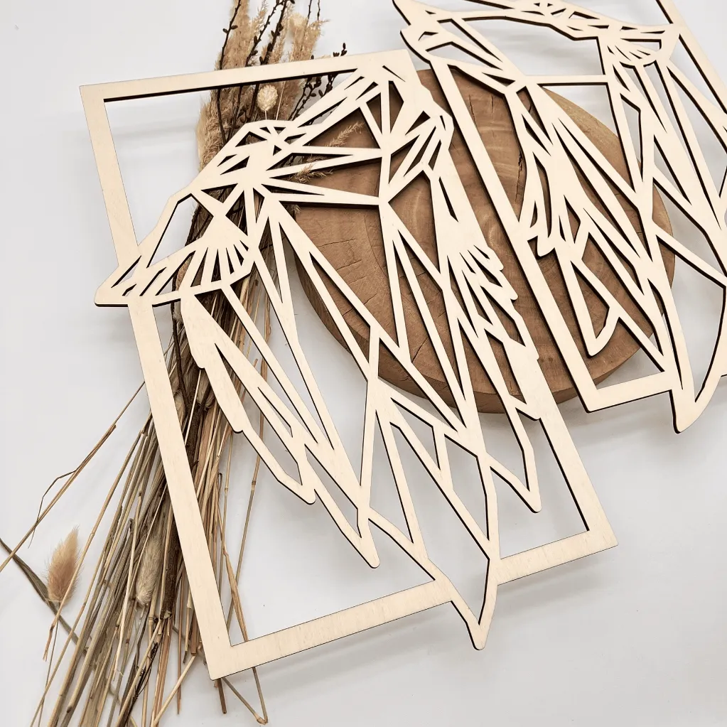 A00484-geometrisches-zwei-woelfe-holz-natur-wanddekoration-modern-seitlich-links.webp