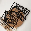 A00485-geometrisches-zwei-woelfe-holz-schwarz-wanddekoration-modern-seitlich.webp