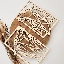 A00487-geometrisches-zwei-woelfe-holz-natur-wanddekoration-modern-seitlich.webp