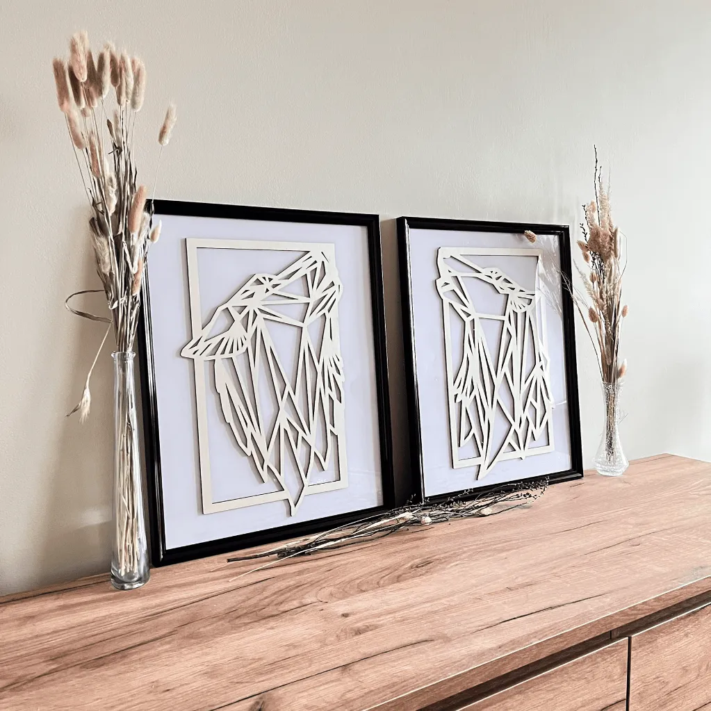 A00484-geometrisches-zwei-woelfe-holz-natur-wanddekoration-modern-im-bilderrahmen.webp