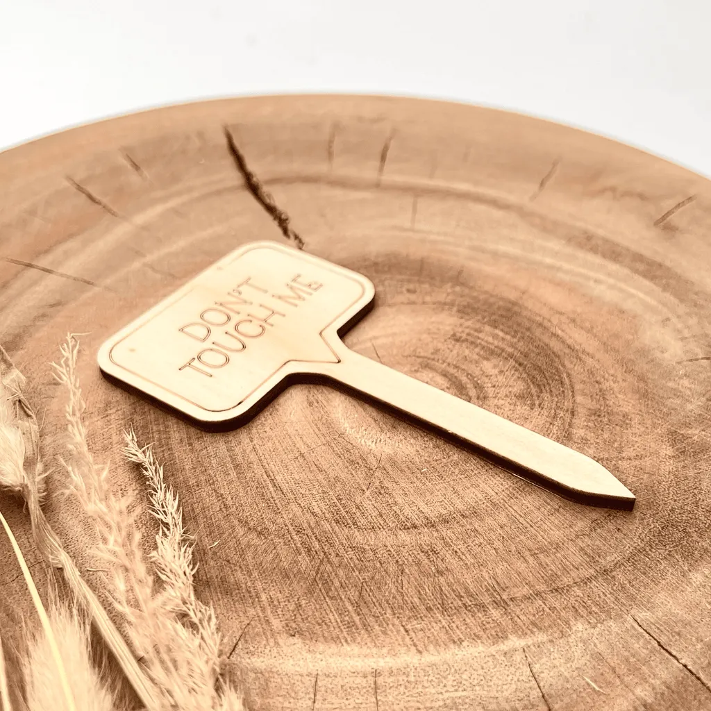 A00689-dont-touch-me-pflanzenstecker-holz-natur-blumentopf-skylaser-seitlich.webp