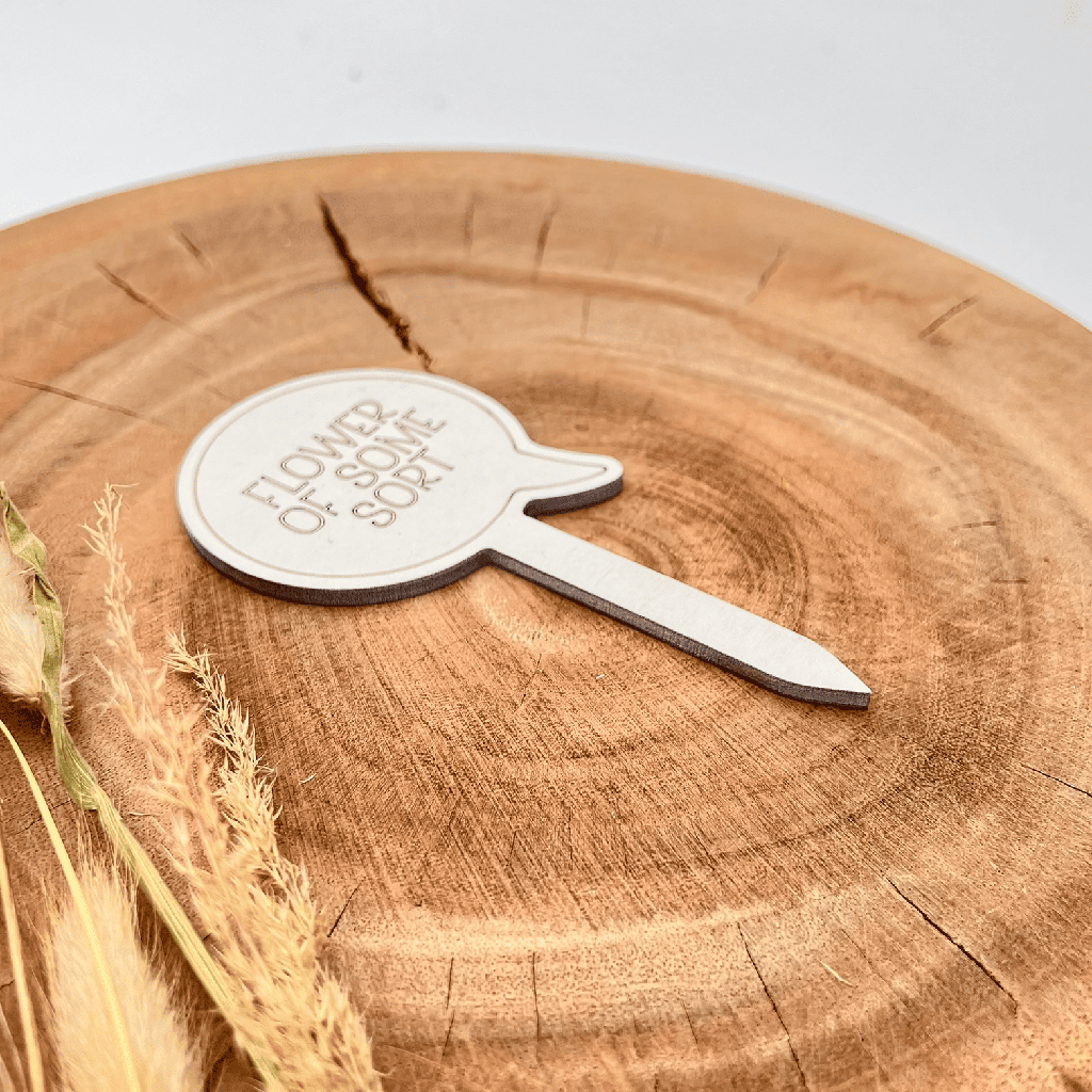 A00706-flower-of-some-sort-pflanzenstecker-holz-weiß-blumentopf-skylaser-seitlich.png