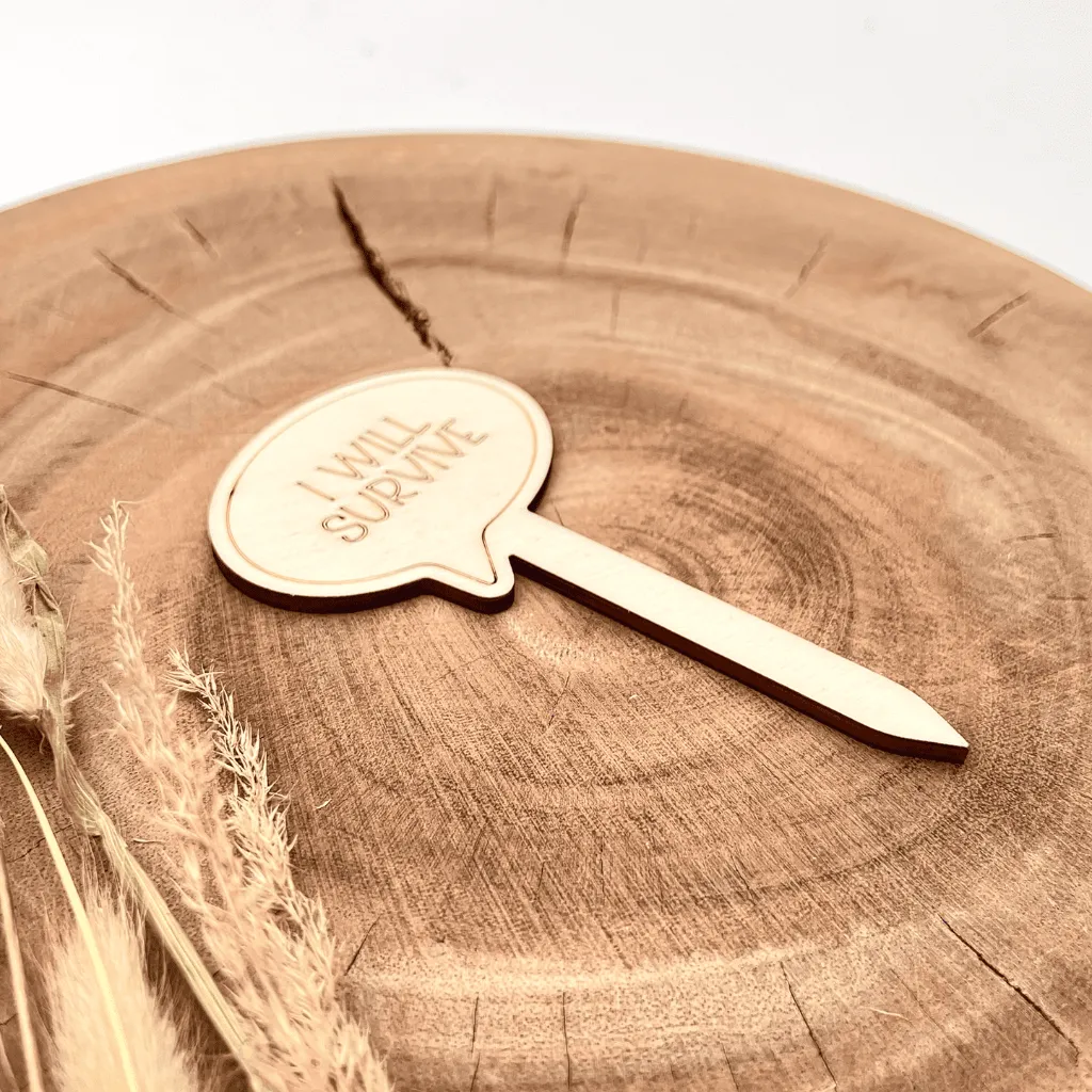 A00682-i-will-survive-pflanzenstecker-holz-natur-blumentopf-skylaser-seitlich.webp