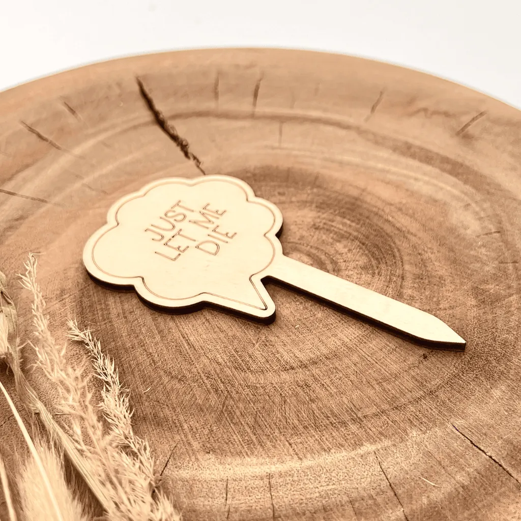 A00678-just-let-me-die-pflanzenstecker-holz-natur-blumentopf-skylaser-seitlich.webp