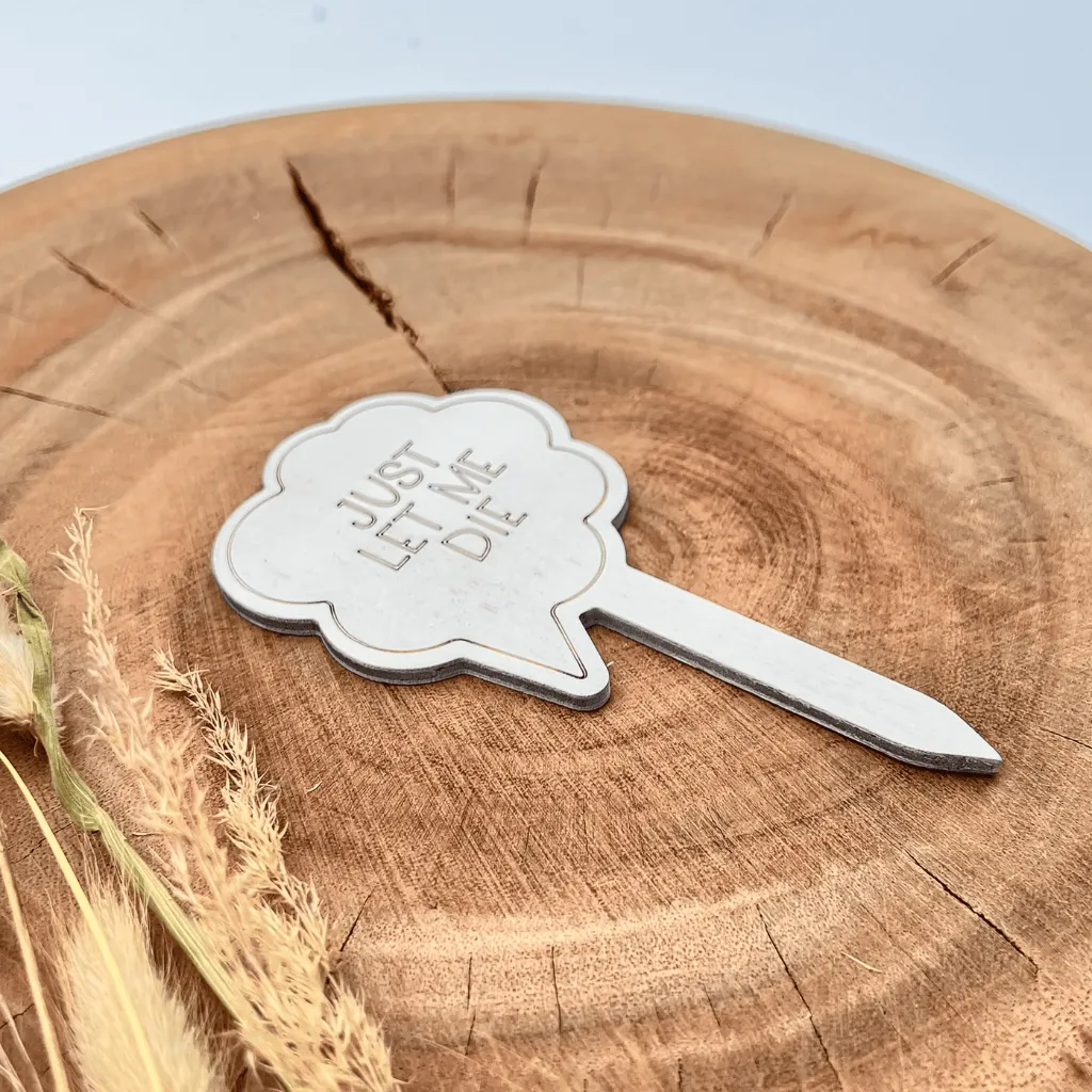 A00698-just-let-me-die-pflanzenstecker-holz-weiß-blumentopf-skylaser-seitlich.webp