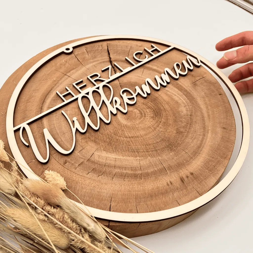 A00336-holz-wanddeko-herzlich-willkommen-rund-seitlich.webp