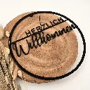 A00436-holz-schwarz-wanddeko-herzlich-willkommen-rund-seitlich.webp