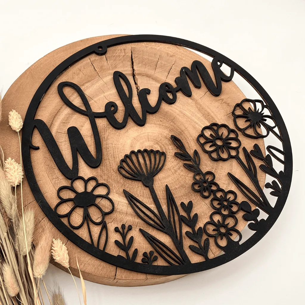 A00480-holz-schwarz-wanddeko-welcome-rund-blumen-seitlich.webp