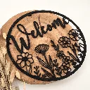 A00480-holz-schwarz-wanddeko-welcome-rund-blumen-seitlich.webp