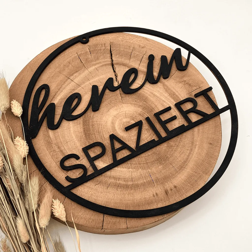 A00439-holz-schwarz-wanddeko-personalisiert-name-spaziert-rund-seitlich.webp