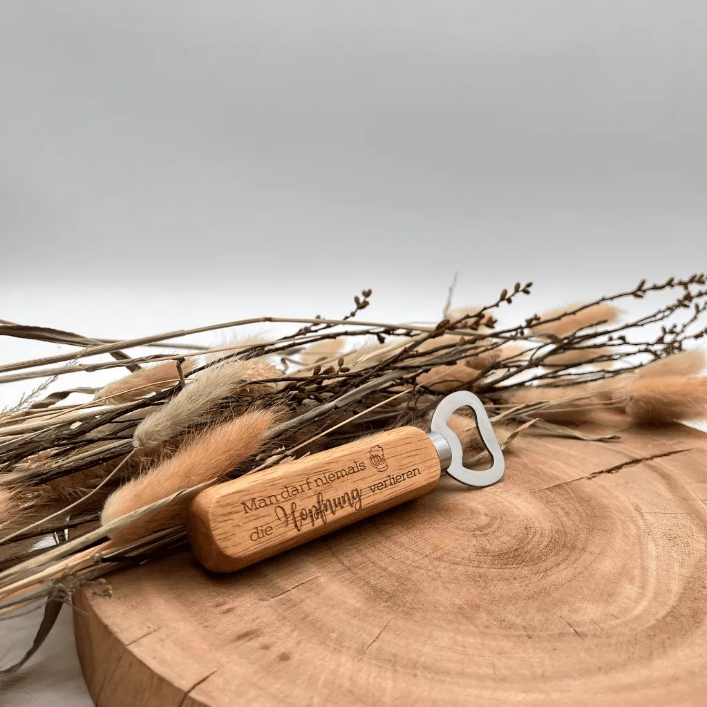 A01775-Flaschenöffner-mit-Gravur-Man-darf-niemals die-Hopfnung-verlieren–gravierter-Bieröffner-aus-Holz-seitlich.webp