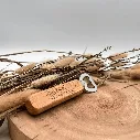 A01774-bier-flaschenoeffner-aus-holz-mit-gravur-lustiges-maennergeschenk-seitlich.webp