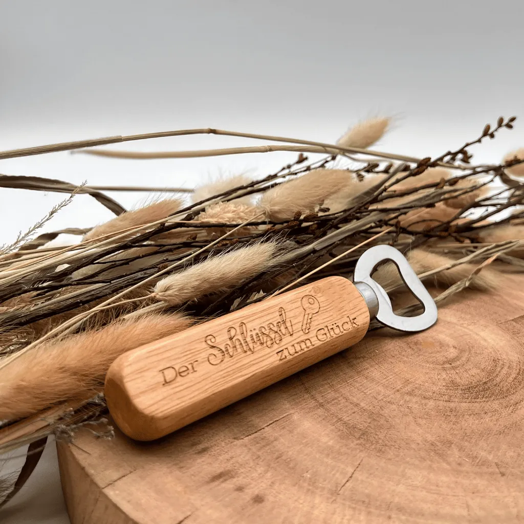 A01773-holz-flaschenoeffner-graviert-schluessel-zum-glueck-geschenkidee-seitlich.webp
