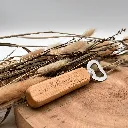 A01773-holz-flaschenoeffner-graviert-schluessel-zum-glueck-geschenkidee-seitlich.webp