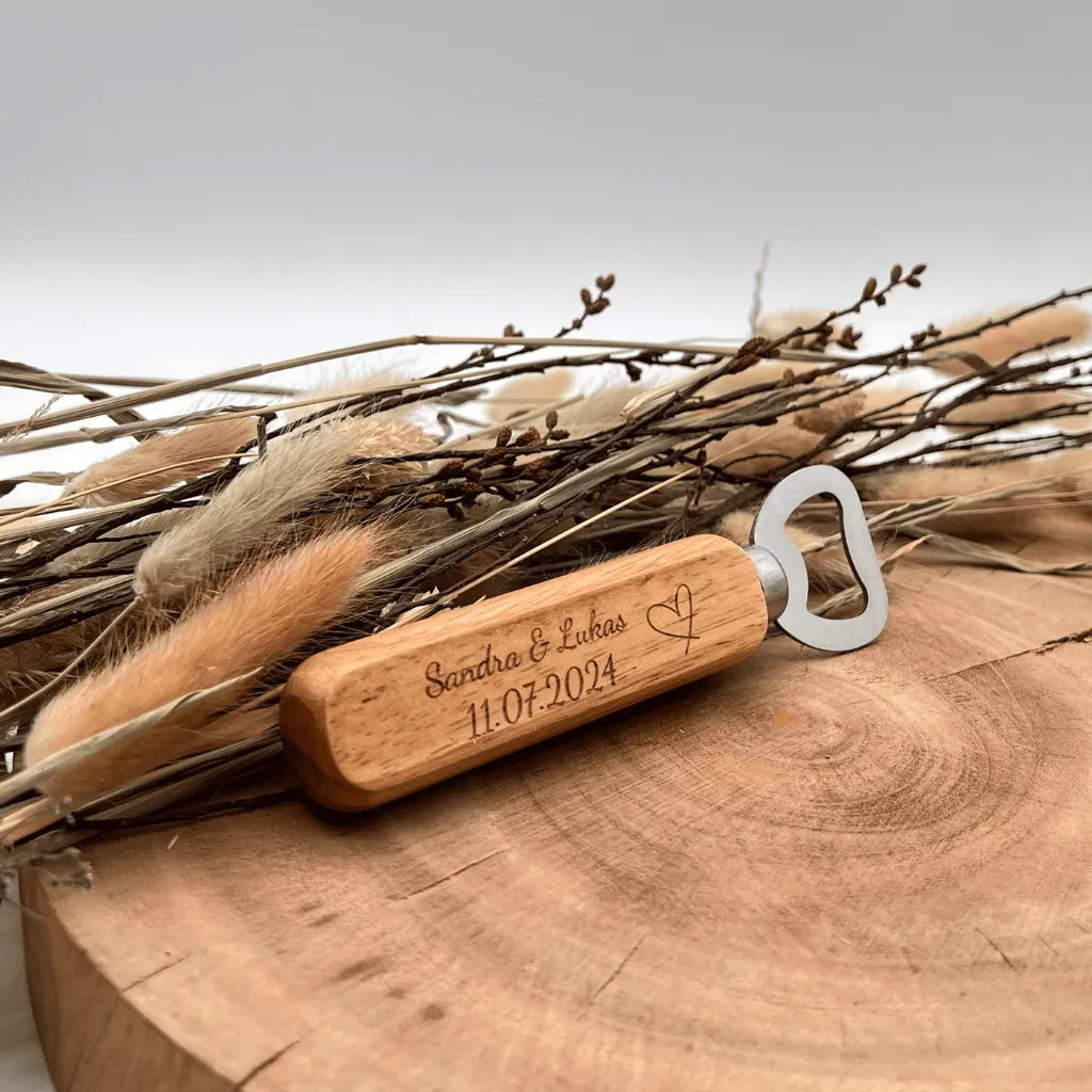P00515-holz-flaschenoeffner-graviert-hochzeit-geschenkidee-seitlich.webp