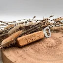 P00515-holz-flaschenoeffner-graviert-hochzeit-geschenkidee-seitlich.webp