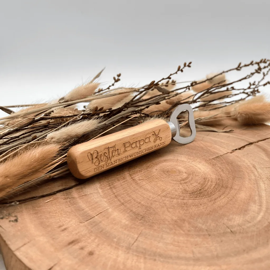 A01771-bier-flaschenoeffner-aus-holz-mit-gravur-lustiges-maennergeschenk-seitlich.webp
