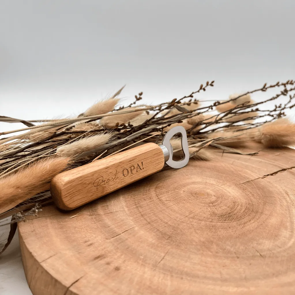 A01770-bier-flaschenoeffner-aus-holz-mit-gravur-lustiges-maennergeschenk-seitlich.webp