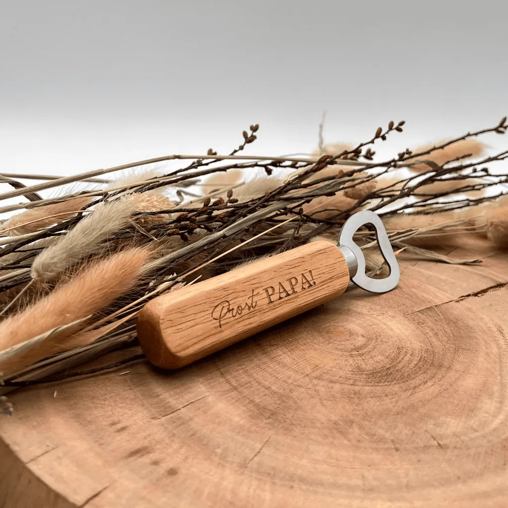 A01769-holz-flaschenoeffner-graviert-prost-papa-geschenkidee-seitlich.webp