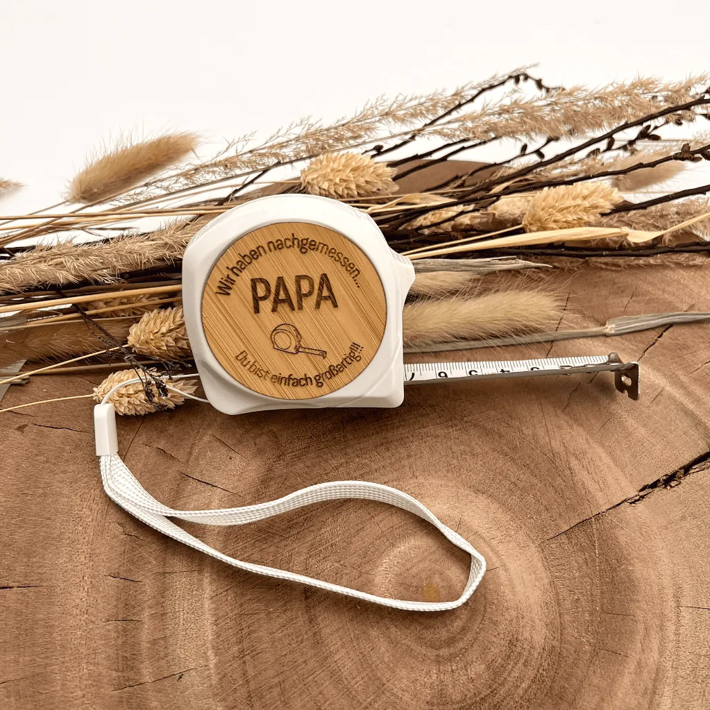A17776-geschenk-fuer-papa-meterstab-weiß-mit-gravur-holz-offen.webp