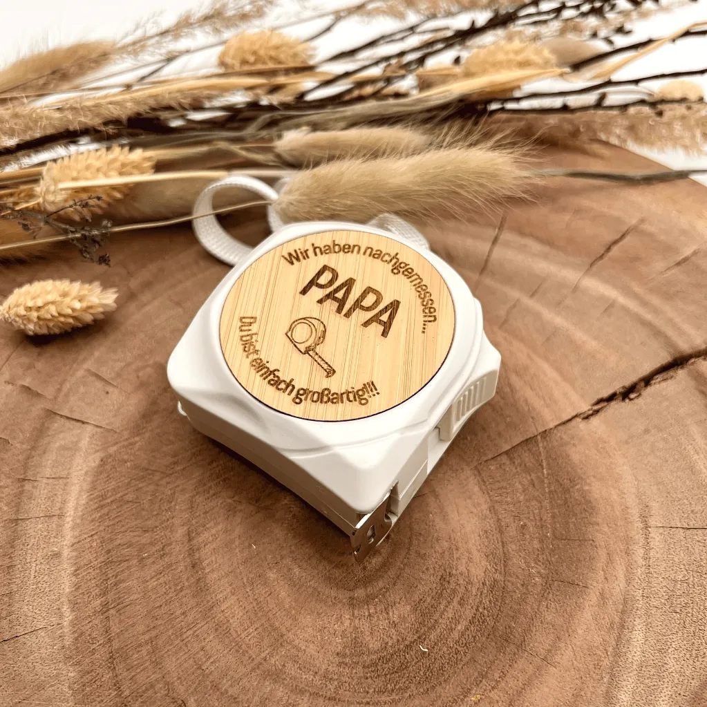 A17776-geschenk-fuer-papa-meterstab-weiß-mit-gravur-holz-seitlich.webp