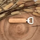 Vatertagsgeschenk Flaschenöffner mit Gravur aus Holz – „PROST Papa!“