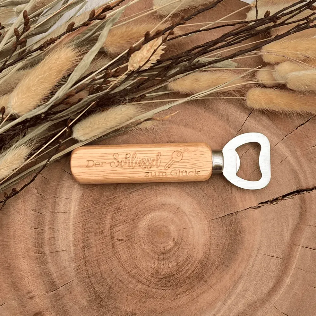 Flaschenöffner „Der Schlüssel zum Glück“ – gravierter Bieröffner aus Holz