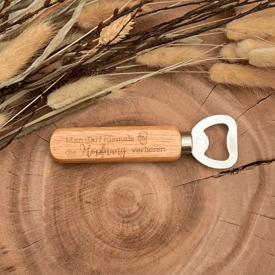Flaschenöffner mit Gravur „Man darf niemals die Hopfnung verlieren“ – gravierter Bieröffner aus Holz