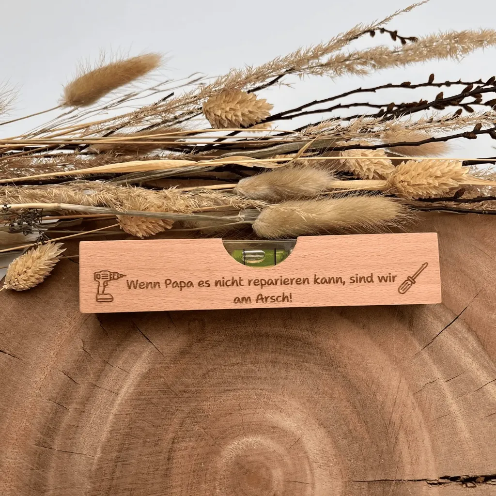 [A17779] Wasserwaage Papa aus Holz – Lustiges Geschenk für Vatertag