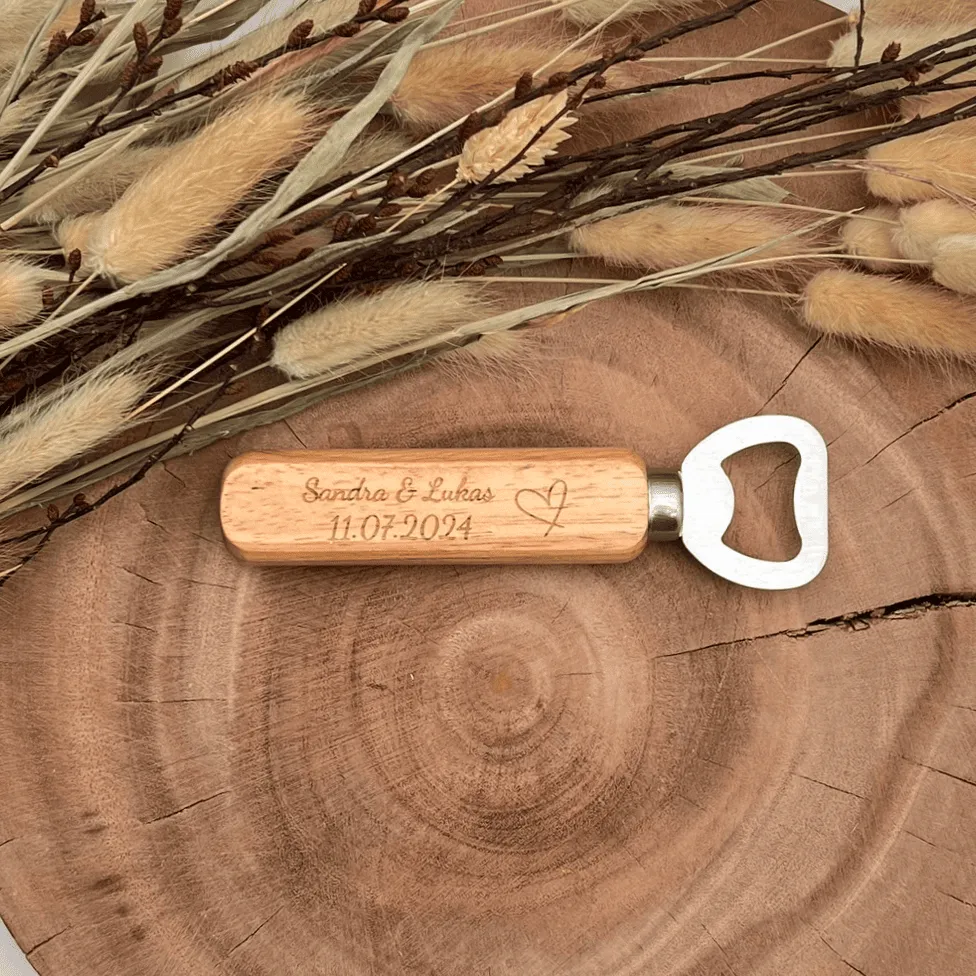 Personalisierter Flaschenöffner Hochzeit aus Holz – Gastgeschenk & Tischdeko