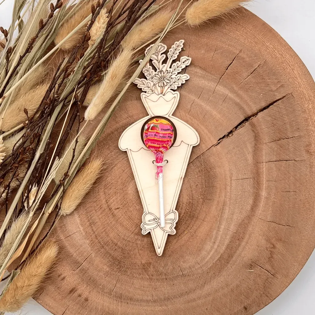 [A01718] Mini Schultüte aus Holz zum Befestigen von Schleckern – Blumenschültüte mit Schleifenmotiv
