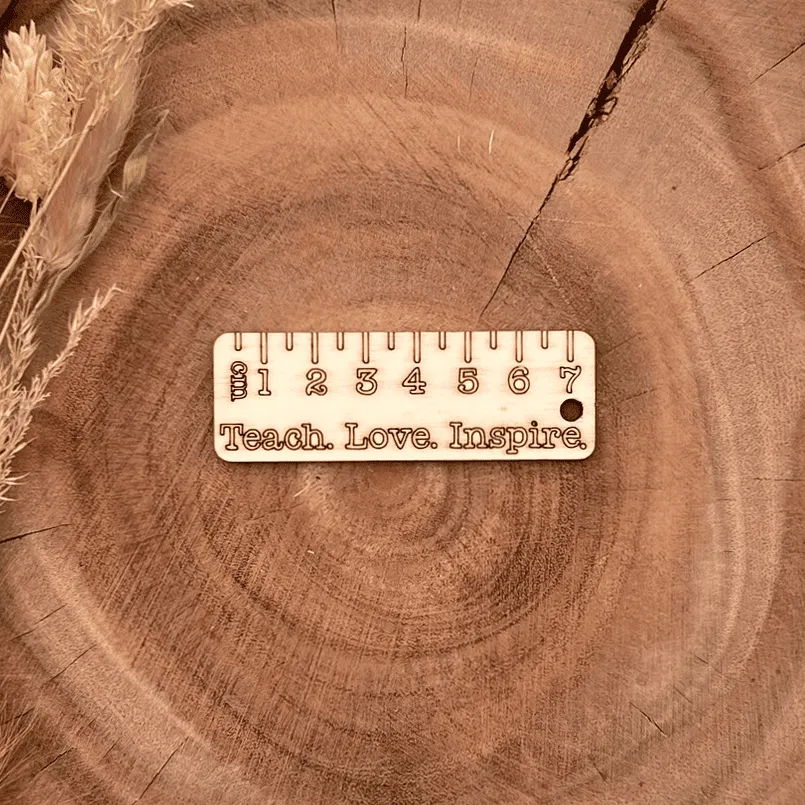 [A01721] Anhänger Lineal Holz – „Teach. Love. Inspire.“