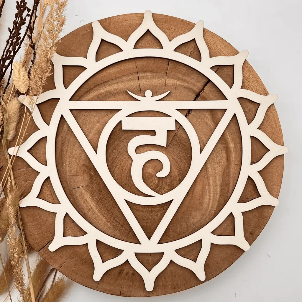 Chakra Wanddeko Vishuddha aus Holz – Halschakra Symbol