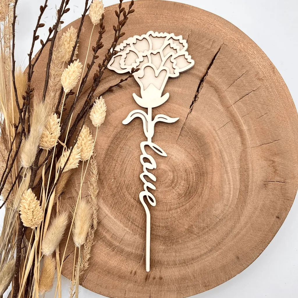 [A00106] Holz-Nelke mit „love“-Stängel – kleine Aufmerksamkeit (Natur, 23,5 × 8,5 cm)