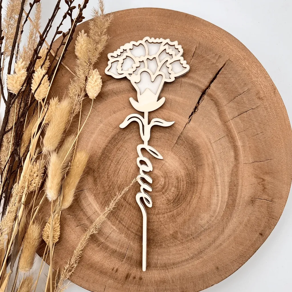 Holz-Nelke mit „love“-Stängel – kleine Aufmerksamkeit