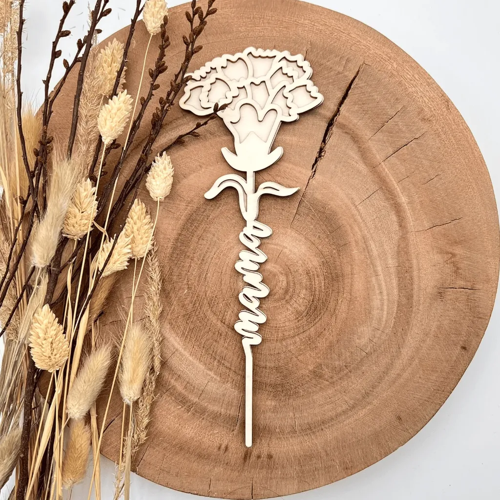[A00118] Holz-Nelke mit „Mama“-Stängel – Geschenkidee Muttertag (Natur, 23,5 × 8,5 cm)