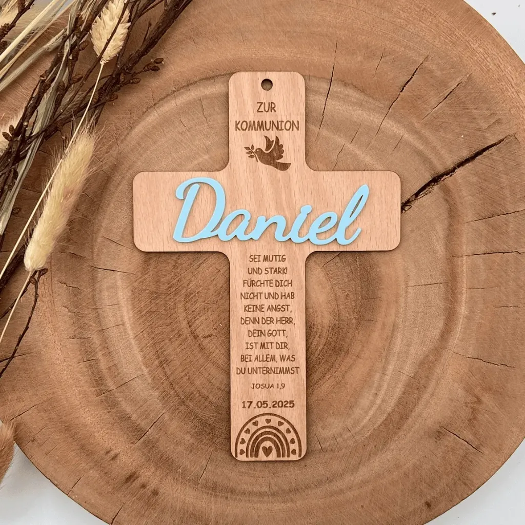 Personalisiertes Kreuz zur Kommunion aus Holz mit farbigem Acryl-Schriftzug - Tauben Motiv