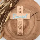 Personalisiertes Kreuz zur Taufe aus Holz mit farbigem Acryl-Schriftzug - Tauben Motiv