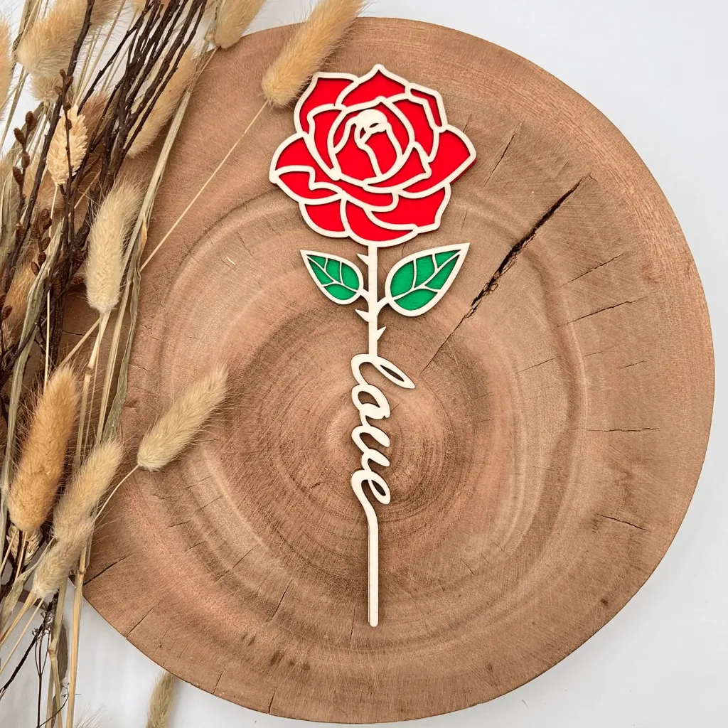 Holz-Rose mit „love“-Stängel – Valentinstag Geschenkidee