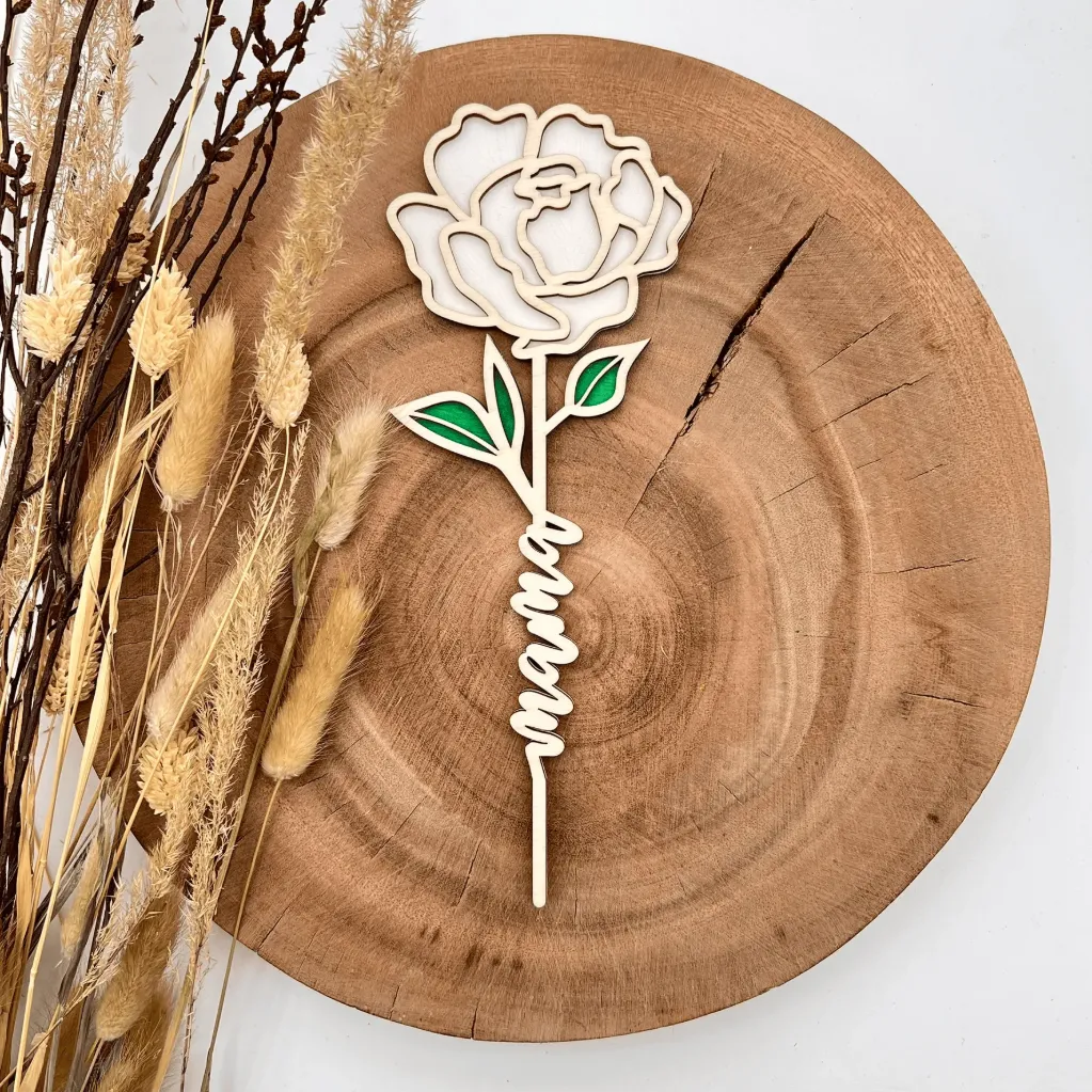 Pfingstrose aus Holz mit „Mama“-Schriftzug im Stängel