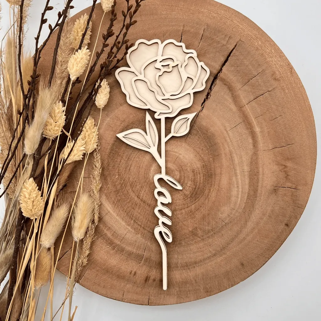 [A00154] Pfingstrose aus Holz mit „love“-Schriftzug im Stängel (Natur, 23,5 × 9 cm)
