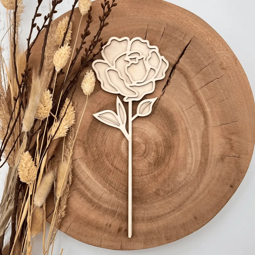 [A00178] Holz-Pfingstrose mit „love“-Schriftzug – romantisches Geschenk (Natur, 23,5 × 9 cm)