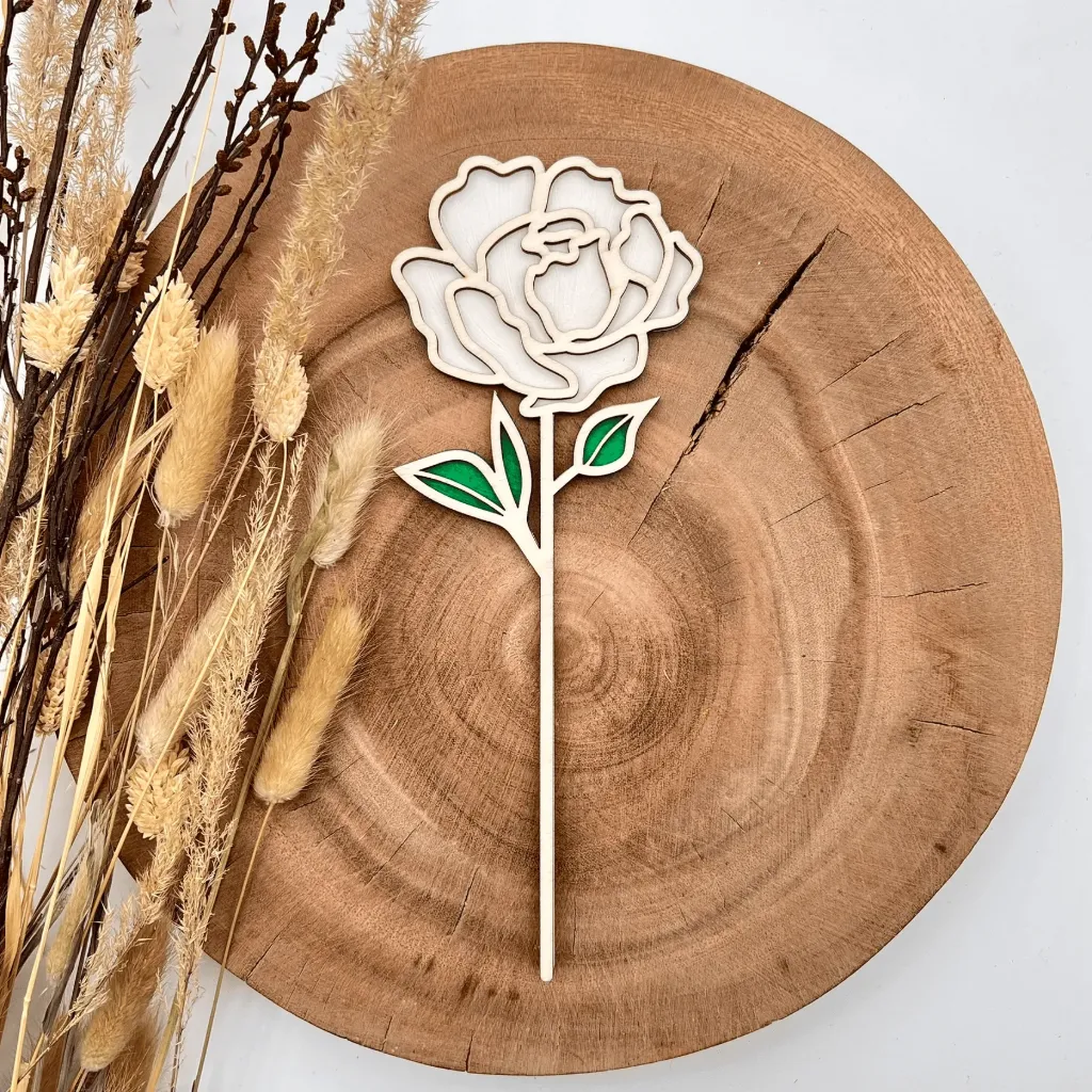Holz-Pfingstrose mit „love“-Schriftzug – romantisches Geschenk