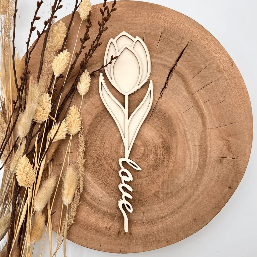 [A00285] Holz-Tulpe mit „love“-Stängel – romantische Deko & Geschenk (Natur, 23,5 × 6,5 cm)